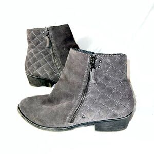 White Mountain Jodi ankle boot grey suede size 8 double zip quilt design